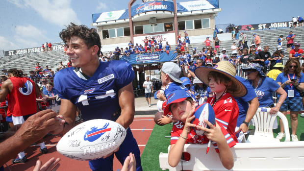 Bills linebacker Joe Andreessen signs autographs for fans following practice. Bills linebacker Joe Andreessen signs autographs for fans following practice.